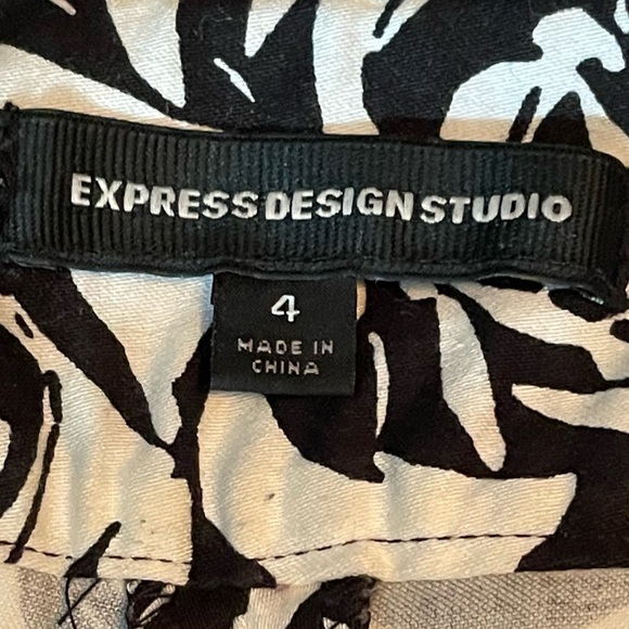 🔥3 for $15 Sale- Black and white floral skort - Picture 4 of 5